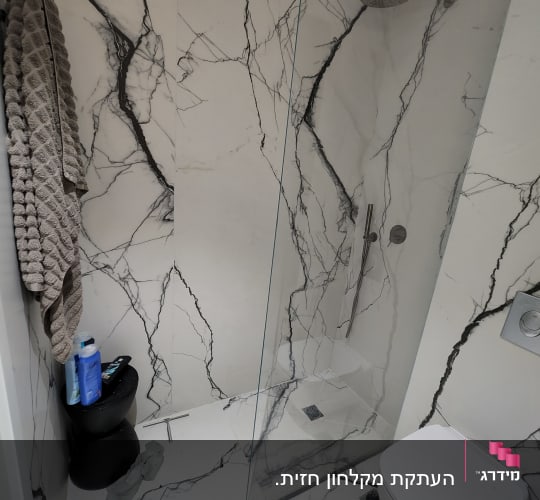 מקלחת עם ראש גשם ודלת זכוכית